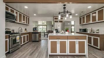 Een koelkast, een magnetron, een oven, een kookplaat