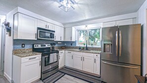 冷蔵庫、電子レンジ、オーブン、コンロ