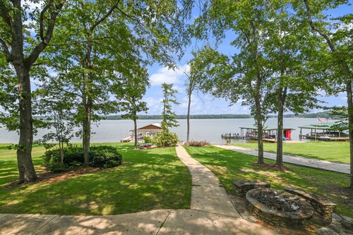 On the lake, sleeps 8 with dock and boat lift