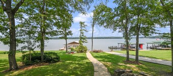 On the lake, sleeps 8 with dock and boat lift