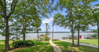 On the lake, sleeps 8 with dock and boat lift