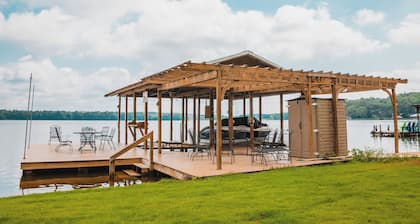On the lake, sleeps 8 with dock and boat lift