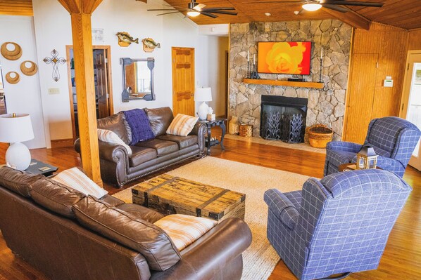 Smart TV, fireplace