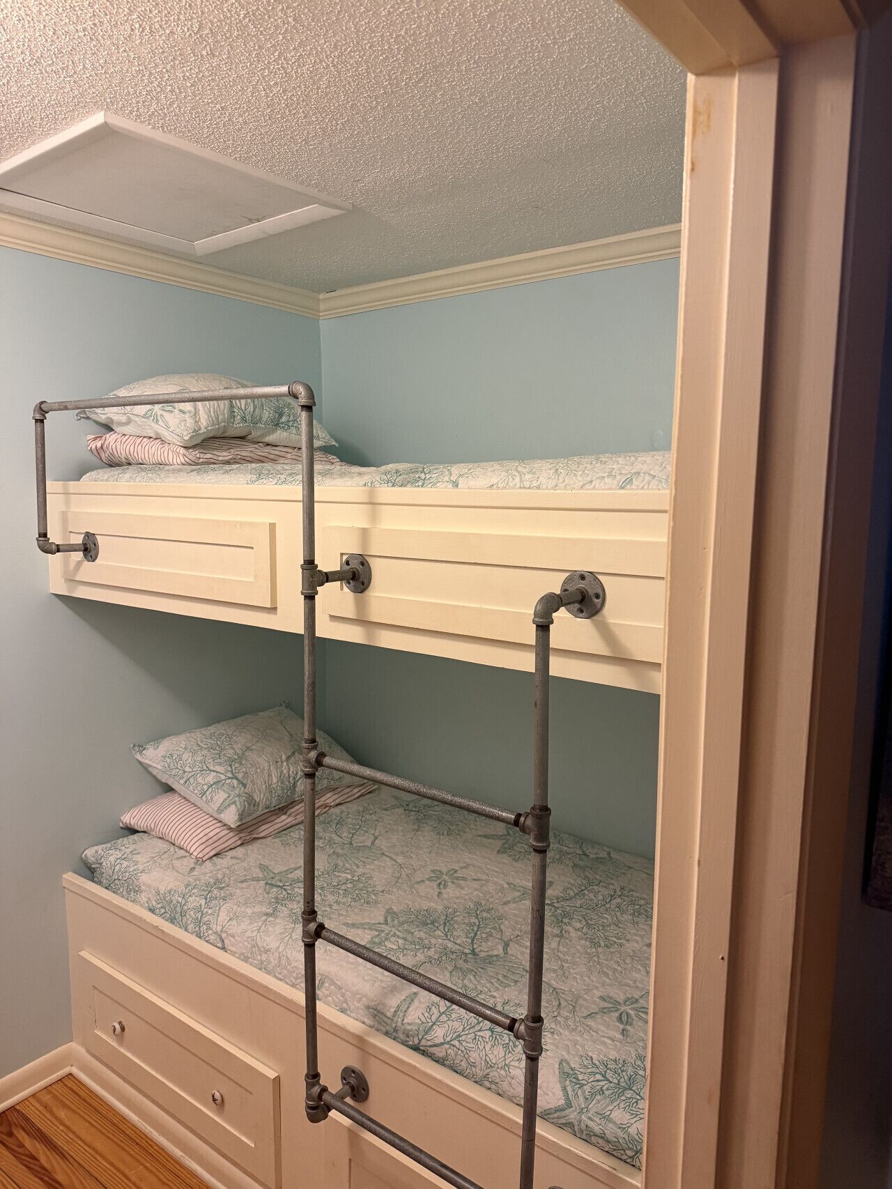 2 habitaciones, escritorio, tabla de planchar con plancha y wifi gratis 