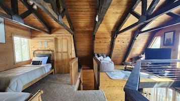 2 bedrooms, desk, WiFi, bed sheets