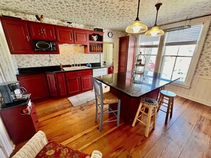 Fridge, microwave, oven, stovetop - Your next peaceful getaway in Arlington VT! (Arlington)