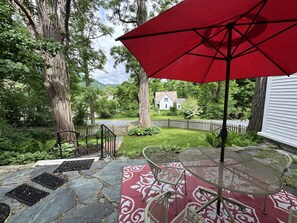 Outdoor dining - Your next peaceful getaway in Arlington VT! (Arlington)