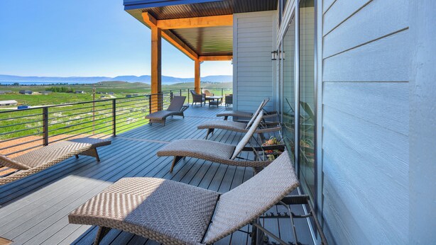 Terrace/patio - LAKE EFFECT LODGE, Full Ideal Beach Access: Pool~Hot Tub~Mini Golf~Sports~Games (Garden City)
