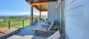 LAKE EFFECT LODGE, Full Ideal Beach Access: Pool~Hot Tub~Mini Golf~Sports~Games