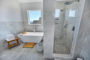 Bidet, towels, soap, shampoo - LAKE EFFECT LODGE, Full Ideal Beach Access: Pool~Hot Tub~Mini Golf~Sports~Games (Garden City)