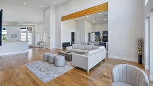 Smart TV, fireplace, ping pong - LAKE EFFECT LODGE, Full Ideal Beach Access: Pool~Hot Tub~Mini Golf~Sports~Games (Garden City)