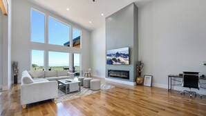 Smart TV, fireplace, ping pong - LAKE EFFECT LODGE, Full Ideal Beach Access: Pool~Hot Tub~Mini Golf~Sports~Games (Garden City)