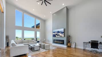 Una Smart TV, una chimenea, una mesa de tenis de mesa