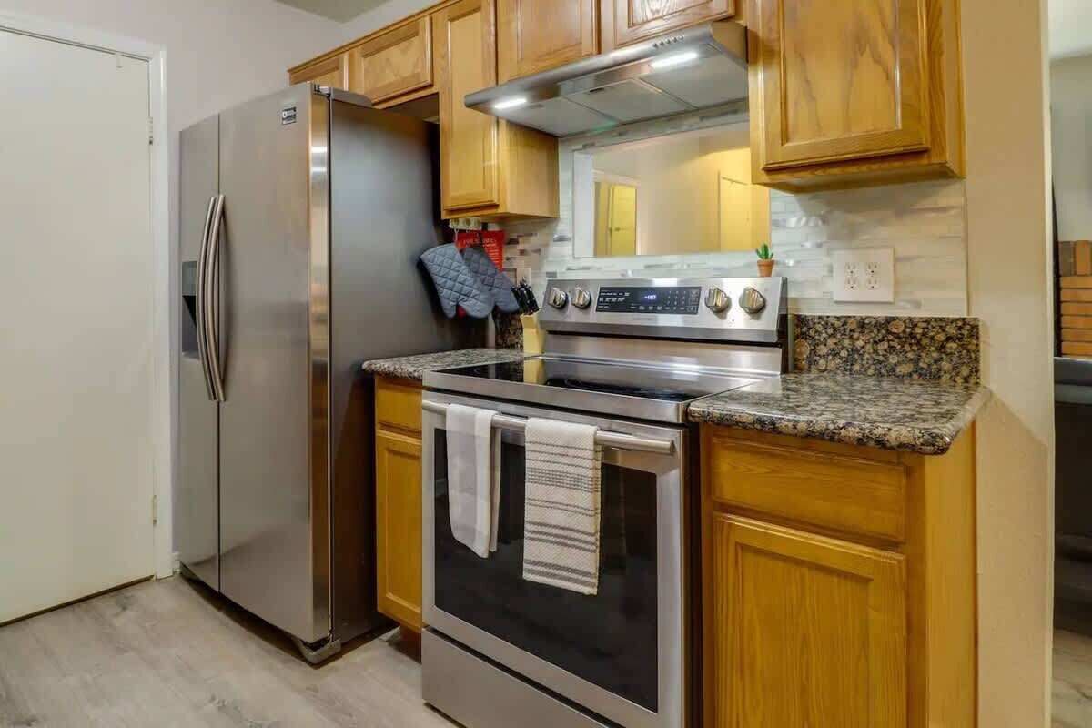 Fridge, oven, stovetop, dishwasher