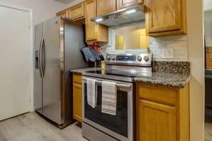 Fridge, oven, stovetop, dishwasher