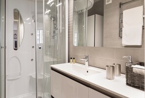 Dusche, Haartrockner, Handtücher, Seife