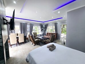 1 habitación, caja de seguridad en la habitación y escritorio