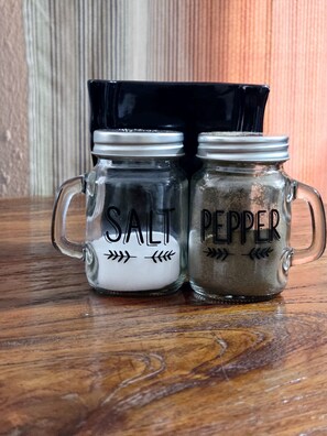 Shower, hair dryer, towels, soap - Emperor Apartment (Sandton)