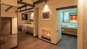 Habitación Deluxe, 2 camas matrimoniales | Caja de seguridad en la habitación y escritorio