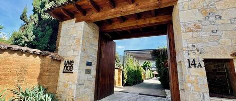 Vista frontal de la propiedad