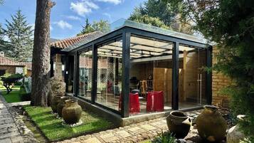 Serviço de café da manhã, culinária internacional, vistas para o jardim