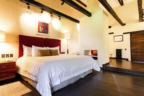 Quarto luxo, vista para o jardim | Cofres nos quartos, escrivaninha, ferros/tábuas de passar roupa