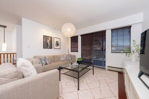 Smart TV, books - Family friendly 3BR/2BA Vancouver Home with EV Charging – 10 Min to Downtown (Vancouver)