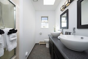 Hair dryer, towels, soap, shampoo - Family friendly 3BR/2BA Vancouver Home with EV Charging – 10 Min to Downtown (Vancouver)