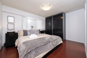 3 bedrooms, iron/ironing board, travel cot, free WiFi - Family friendly 3BR/2BA Vancouver Home with EV Charging – 10 Min to Downtown (Vancouver)