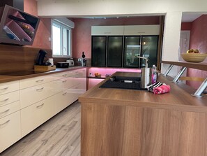 Fridge, microwave, oven, stovetop - Villa Normande Piscine Intérieur et Jeux / Proche Honfleur et Deauville (Selles)