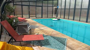 InnendĂžrsbasseng og et oppvarmet basseng