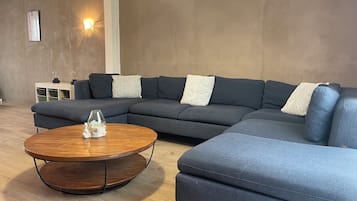 Smart-tv, videospelletjes, een dvd-speler en tafelvoetbal