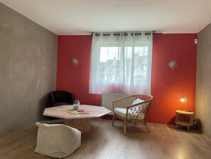 Smart-TV, Videospiele, DVD-Player, Tischfußball