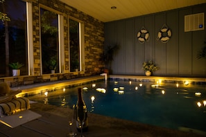 Una piscina cubierta