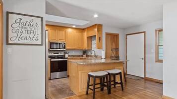 ثلاجة، ميكروويف، فرن، موقد طهي مسطح