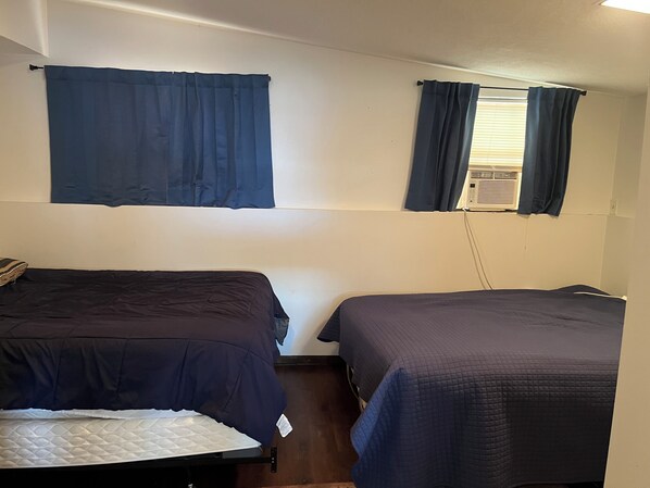 4 bedrooms, iron/ironing board, WiFi, bed sheets