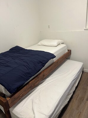 4 bedrooms, iron/ironing board, WiFi, bed sheets