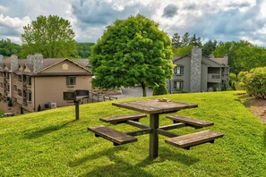Outdoor dining - Chetola: Cardinal 101 (Blowing Rock)