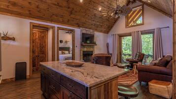 House, Multiple Beds, Patio, Mountain View (Winterfell Lodge at Eagles Nest) | Interior