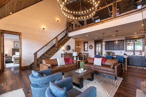 小屋, 多張床, 熱水浴缸, 山景 (Firesky Lodge at Eagles Nest) | 起居區 | 壁爐