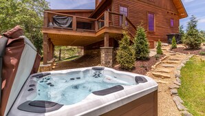 Huis, Meerdere bedden, bubbelbad, uitzicht op bergen (Fawn Ridge at Eagles Nest) | Outdoor spabad