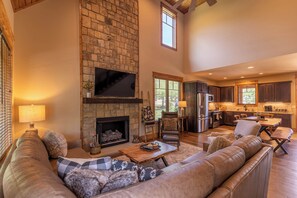 ハウス ベッド (複数台) スパ浴槽 マウンテンビュー (Fawn Ridge at Eagles Nest) | リビング エリア | 暖炉
