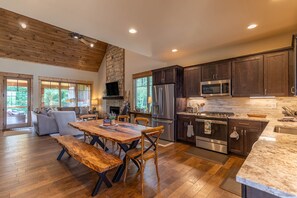 ハウス ベッド (複数台) スパ浴槽 マウンテンビュー (Fawn Ridge at Eagles Nest) | 内装