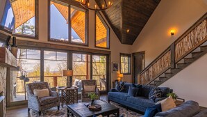 كابينة - عدة أسرّة - بمغطس ساخن - منظر للجبل (Sunset Ridge at Eagles Nest) | منطقة المعيشة | مدفأة