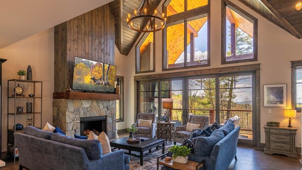 كابينة - عدة أسرّة - بمغطس ساخن - منظر للجبل (Sunset Ridge at Eagles Nest) | منطقة المعيشة | مدفأة