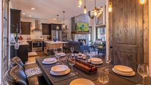 كابينة - عدة أسرّة - بمغطس ساخن - منظر للجبل (Sunset Ridge at Eagles Nest) | المنشأة من الداخل