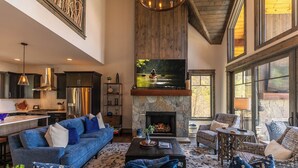 كابينة - عدة أسرّة - بمغطس ساخن - منظر للجبل (Sunset Ridge at Eagles Nest) | منطقة المعيشة | مدفأة