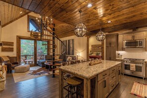 Stuga - flera sängar - uteplats - utsikt mot bergen (Three Little Bears at Eagles Nest) | Interiör