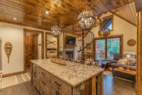 Stuga - flera sängar - uteplats - utsikt mot bergen (Three Little Bears at Eagles Nest) | Interiör