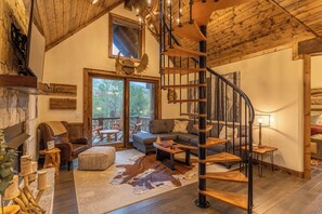 Stuga - flera sängar - uteplats - utsikt mot bergen (Three Little Bears at Eagles Nest) | Vardagsrum | Eldstad